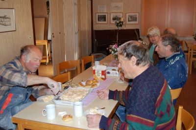 Nu är det fest Gunnel bjuder på tårta, den högsta delen av kyrkan är färdig