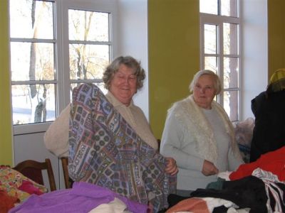 Här ser vi glada damer i Jelgava som får kläder.